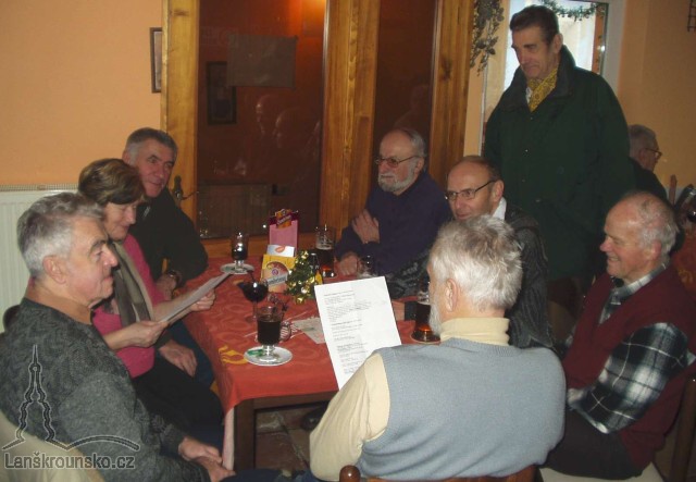 05_Vlevo vzadu Zdenek Kamensky_vlevo pred nim Anezka Faltejskova.jpg
